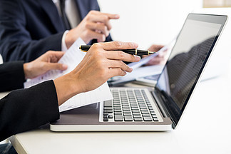 证券交易员的多屏时代 数据、图形与金融贸易的交响曲